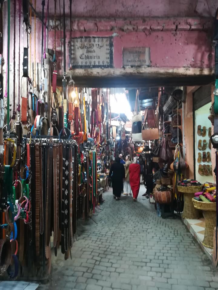 モロッコ雑貨、モロッカンバスケット、バッグ通販のための仕入旅、マラケシュ旧市街のスーク内のお店