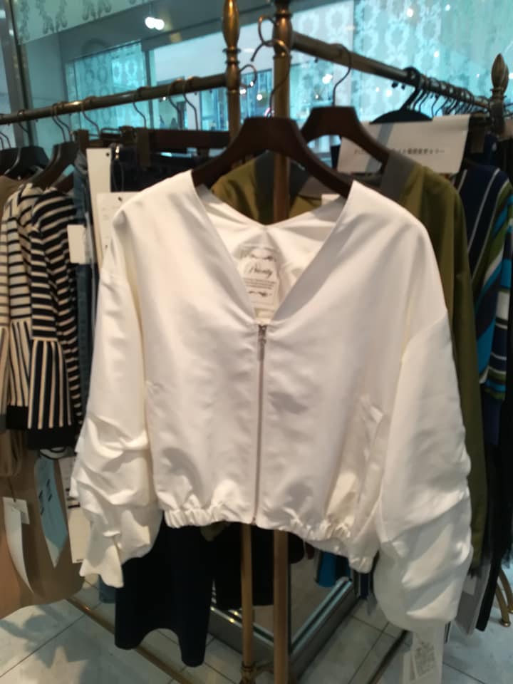 30代40代のレディース服ブランドPriority(プライオリティ)の2019年春夏展示会のタック袖デザインの白のVネックブルゾン