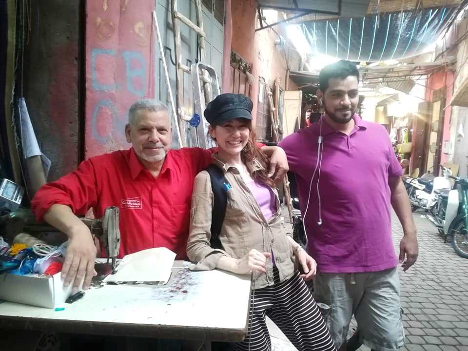 モロッコ雑貨、バッグの通販セレクトショップLisaのマラケシュ仕入旅でのポーチ工房でミシンで作るボスとの記念撮影