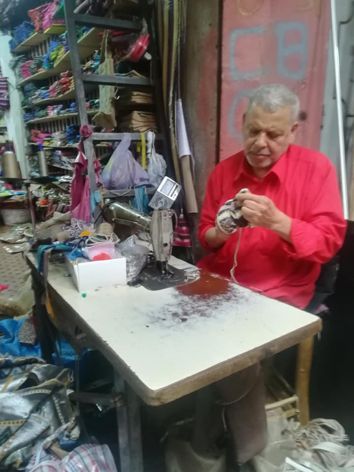 モロッコ雑貨、バッグの通販セレクトショップLisaのマラケシュ仕入旅でのポーチ工房でミシンで作るボス